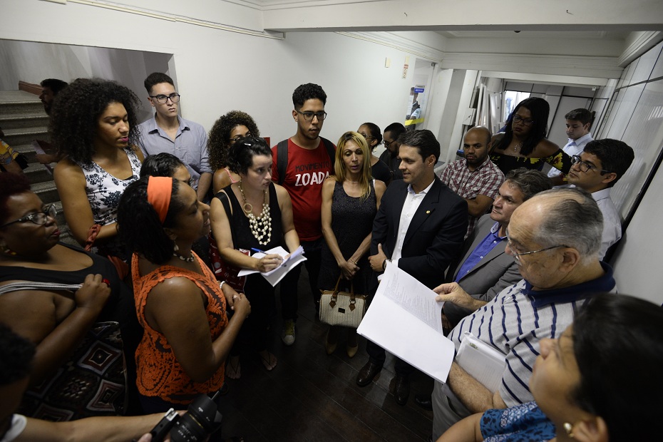 Representantes de entidades de direitos humanos entregaram documento ao vereador Carlos Gueiros (PSB)