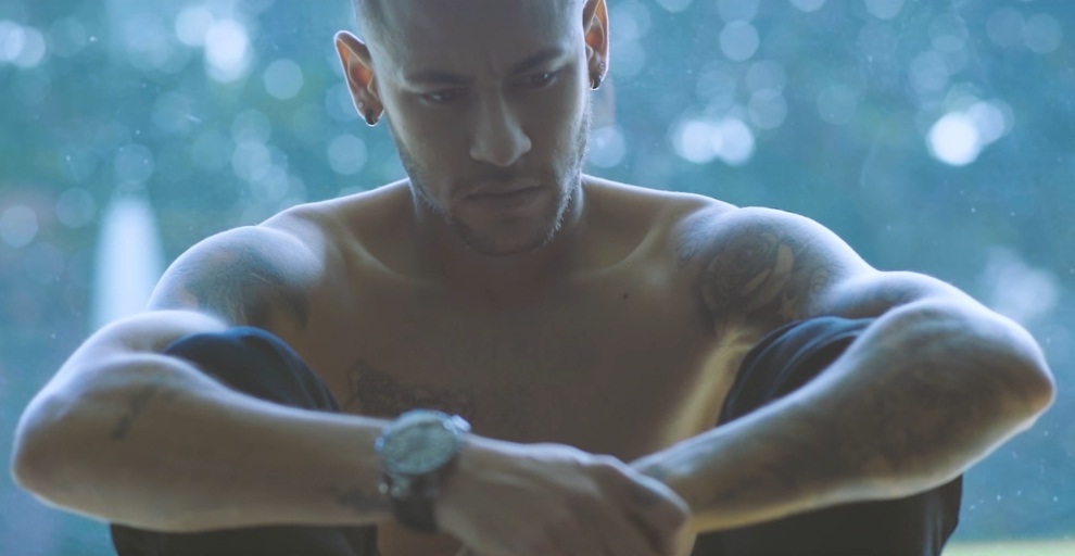 Neymar aparece sem camiseta no vídeo da música “Me Virando”, de Karen K