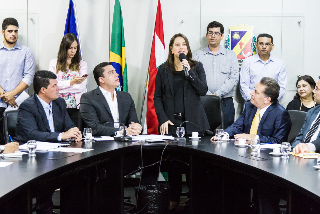 Raquel Lyra junto com sua equipe de governo