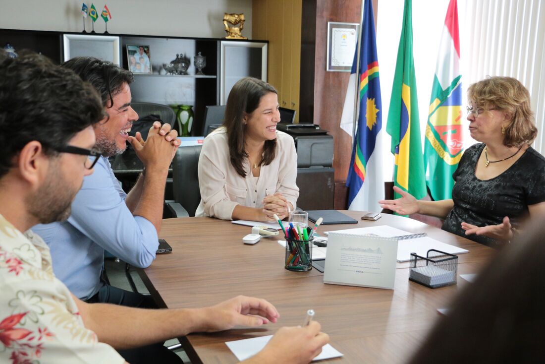 Prefeita Raquel Lyra em reunião com o presidente da Abav-PE, Marcos Teixeira