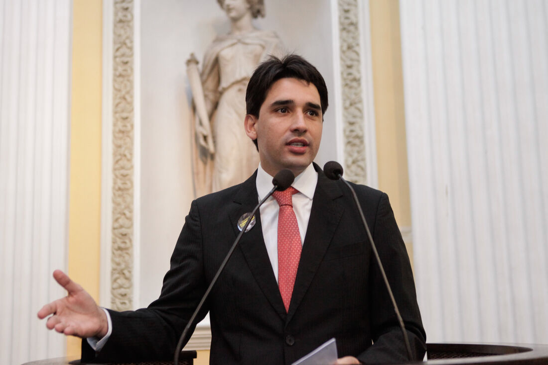 Silvio Costa Filho é líder da oposição na Assembleia Legislativa do Estado