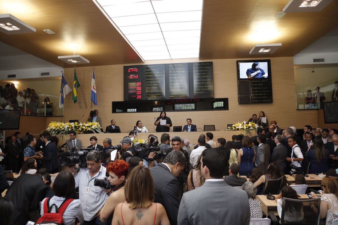 Michelle Collins (PP) conduz sessão de posse da Câmara de Veredores