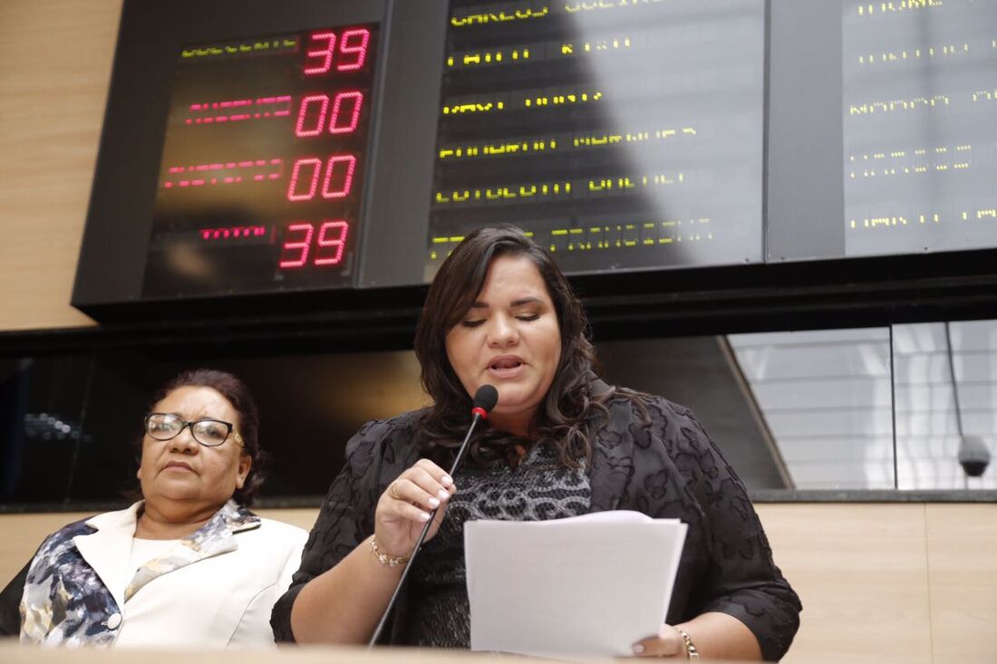 Michelle Collins presidiu a sessão de posse por ter sido a vereadora bem mais votada em 2016