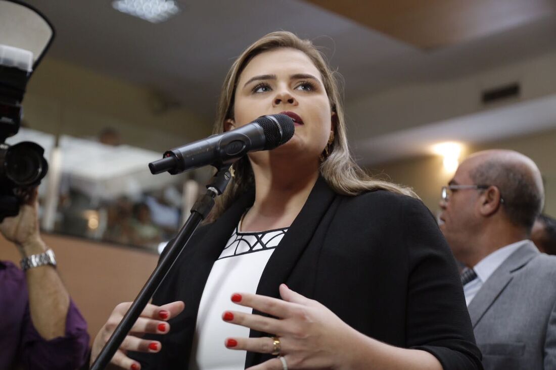 Marília Arraes discursa durante a posse dos vereadores no Recife