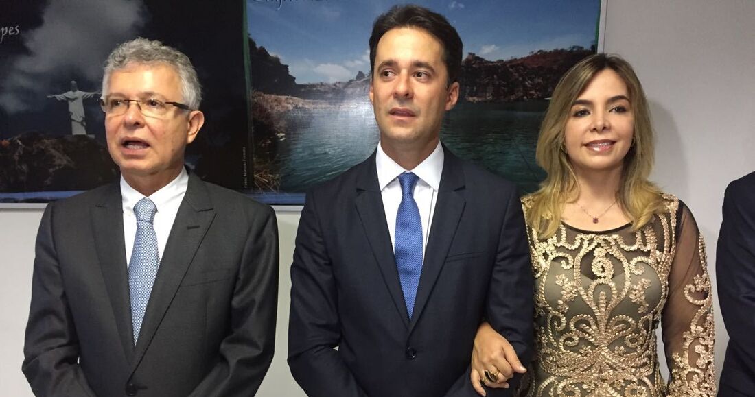 Elias Gomes e Anderson Ferreira durante transmissão de posse em Jaboatão dos Guararapes