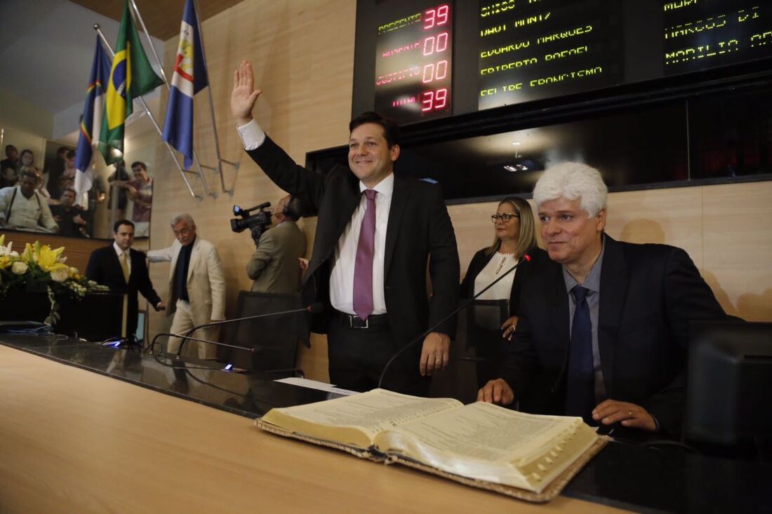 Geraldo Julio assina termo de posse na Câmara do Recife