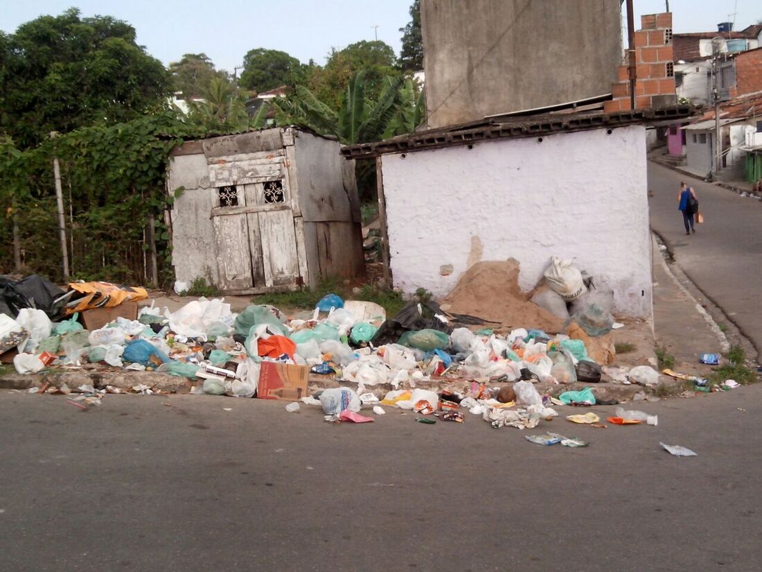 Lixo se acumula no bairro do Parque Capibaribe, em São Lourenço da Mata