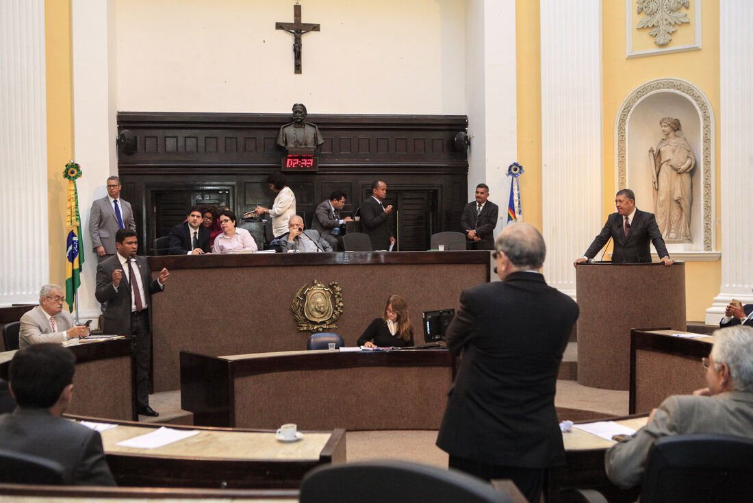 Romário aguarda a sua vez de fazer o aparte no pronunciamento de Isaltinho