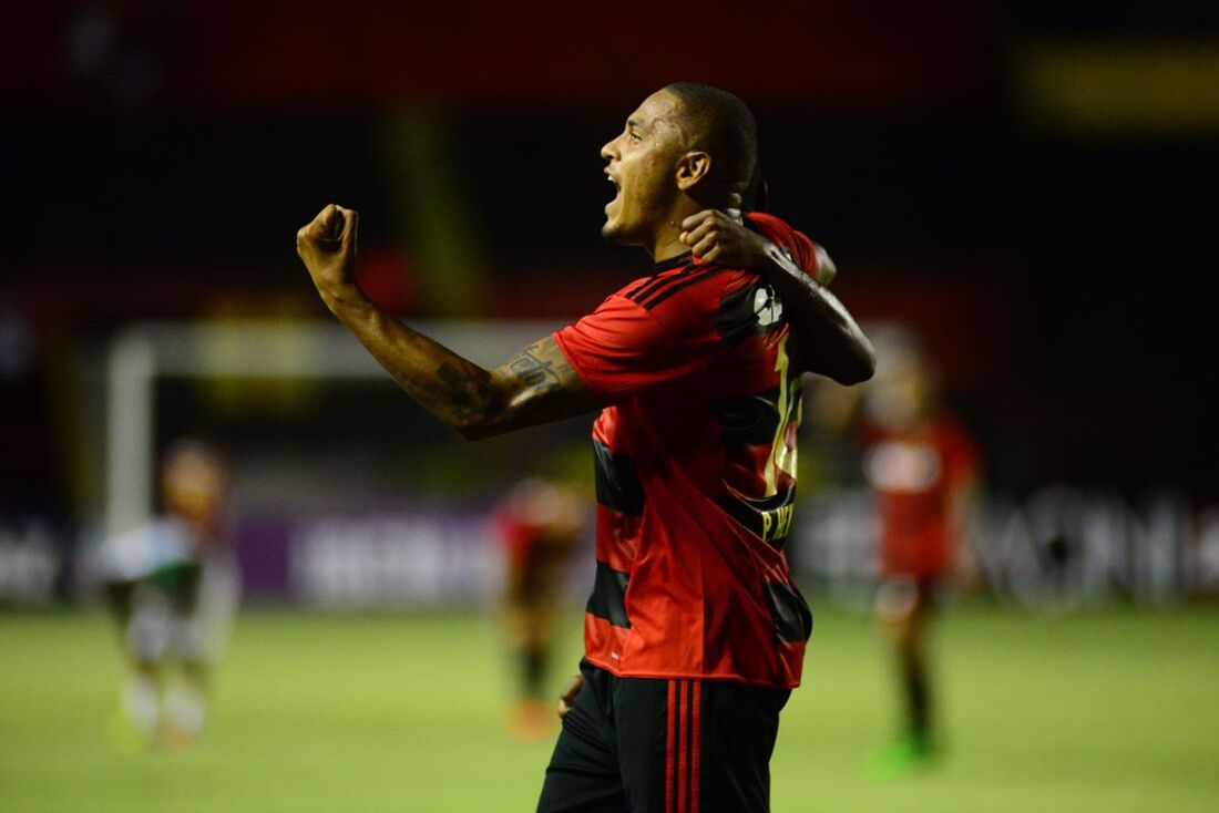 Paulo Henrique comemora gol