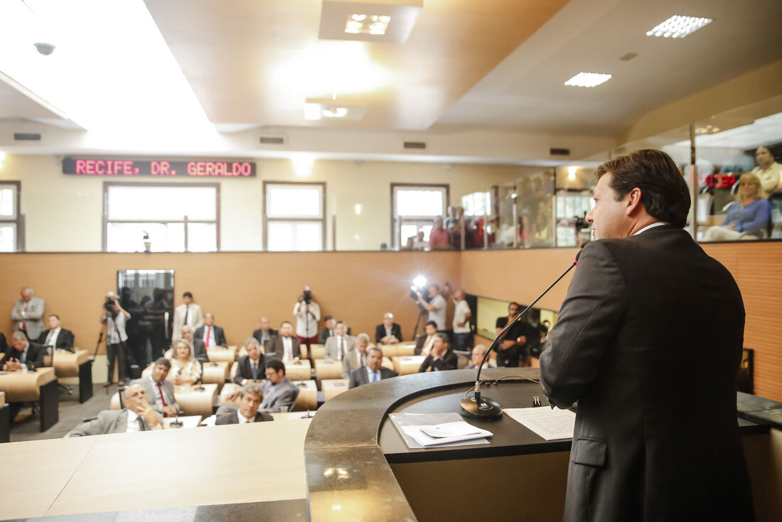 Prefeito Geraldo Julio discursa durante a abertura dos trabalhos da Câmara