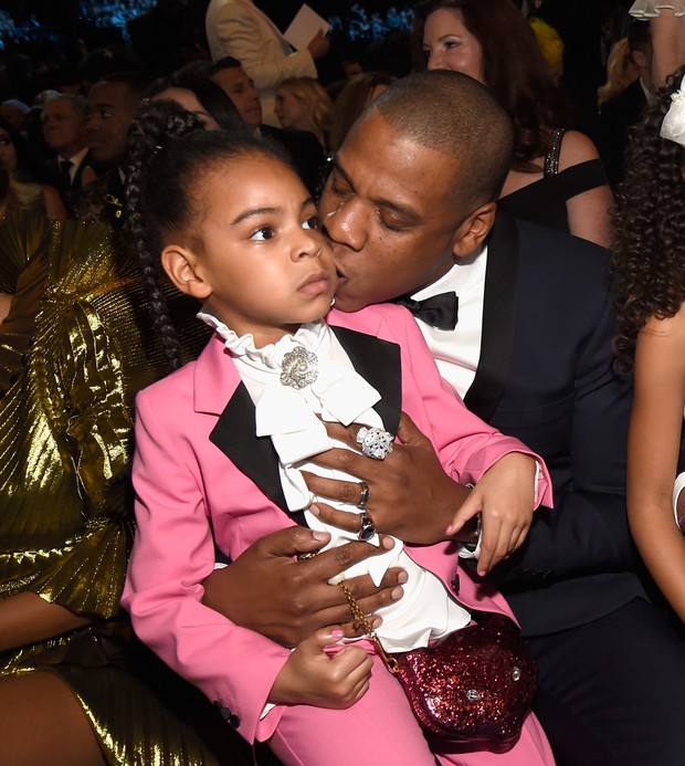 Blue Ivy, de 7 anos, acompanhando a apresentação da mãe no Grammy no colo do pai