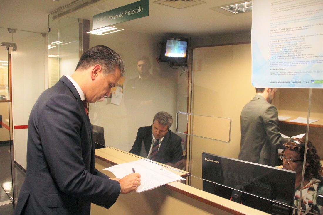 Deputado Felipe Carreras protocola os projetos na Câmara