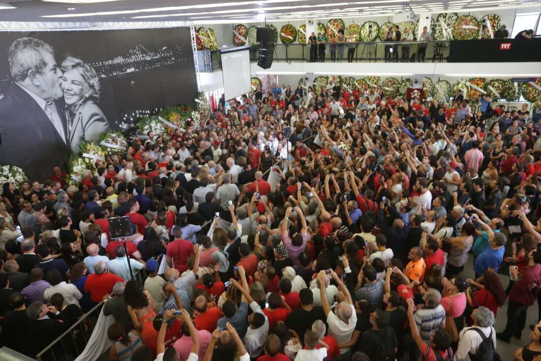 Centenas de pessoas compareceram ao velório da ex-primeira-dama Marisa Letícia