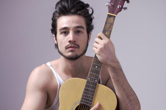 Tiago Iorc ganha boneco de Marcus Baby e entra para a coleção do designer