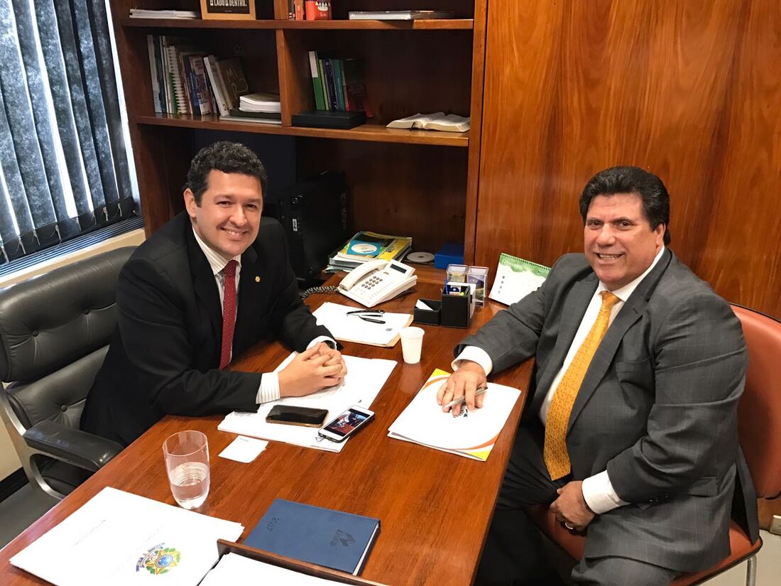 Betinho Gomes recebe o prefeito do Cabo, Lula Cabral, em seu escritório