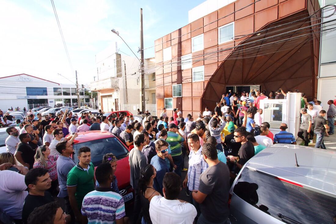 Motoristas em frente à central da Uber, exigindo posicionamento da empresa a respeito da violência
