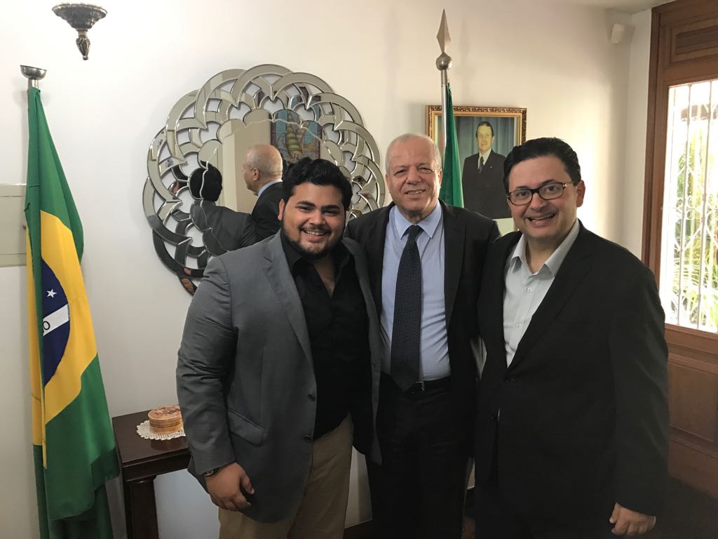 Antônio Campos esteve com o embaixador da Argélia, Toufik Dahmani (C), em Brasília