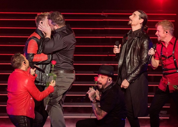 Nick Carter e Joey Fatone se beijam durante uma apresentação do Backstreet Boys, em Vegas