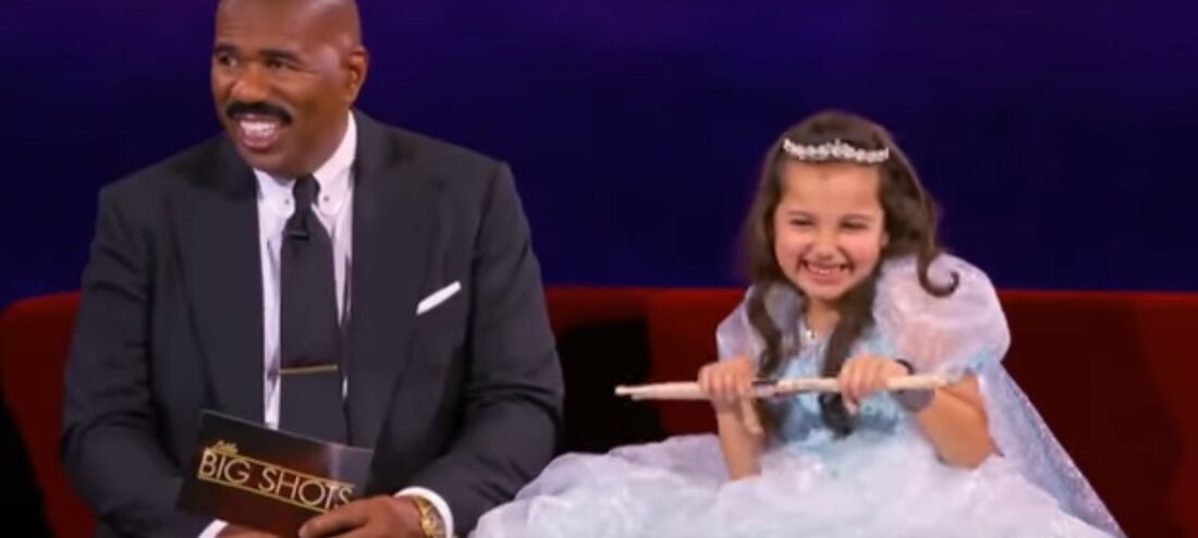 A pequena Eduarda Henklein arrasou na bateria e arrancou muitas risadas do apresentador Steve Harvey 