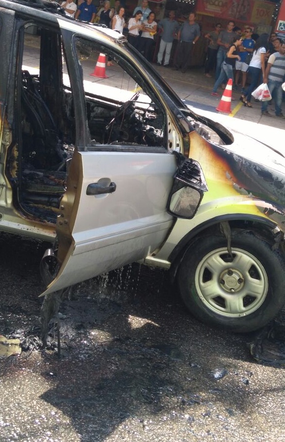 Carro com três pessoas dentro pega fogo na Boa Vista Folha PE