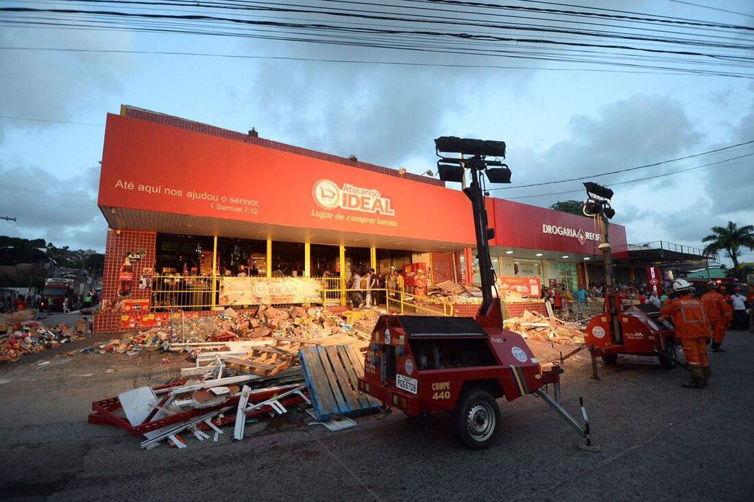 Bombeiros encontram corpo sob escombros do supermercado que desabou no  Jordão - Folha PE