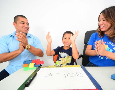 Lucas entre o pai e a psicopedagoga