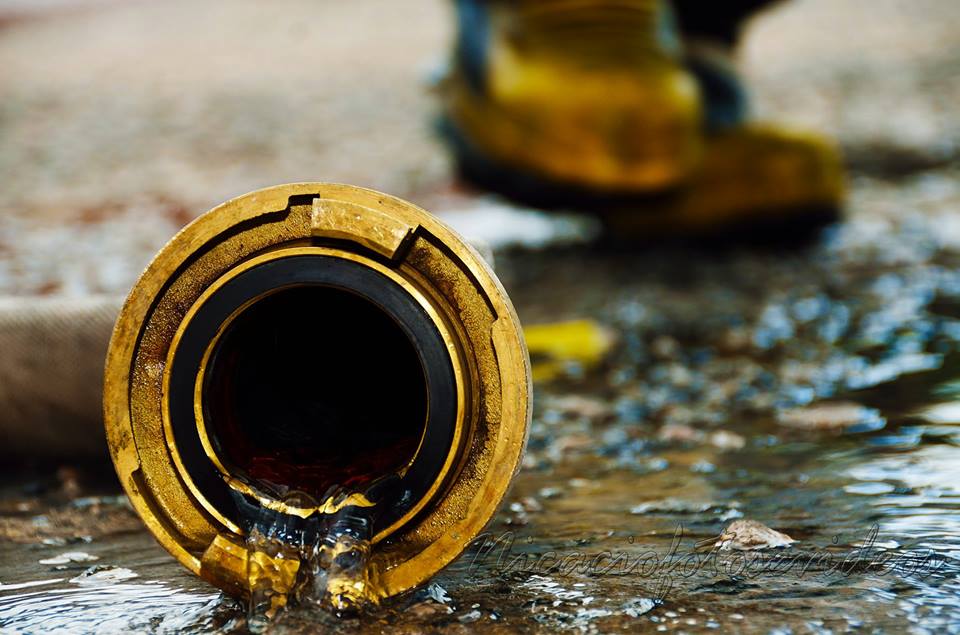 Bombeiros apagam fogo em protesto