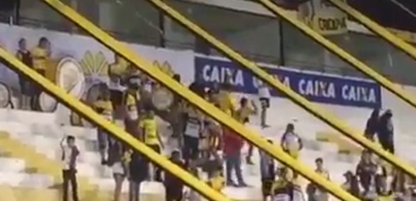 Torcida do Criciúma que cantou "abastece o avião" contra a Chapecoense foi repudiada