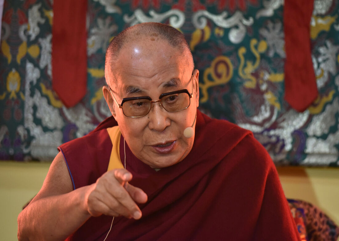 Dalai Lama chega a Nova York para tratamento nos joelhos - Folha PE