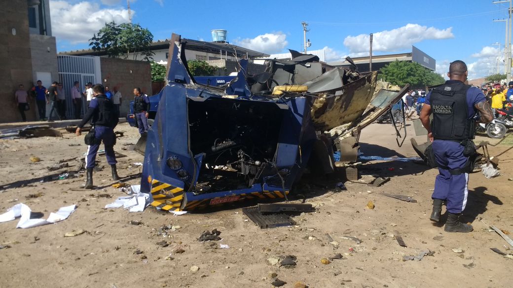Ladrões explodem carro-forte em Petrolina