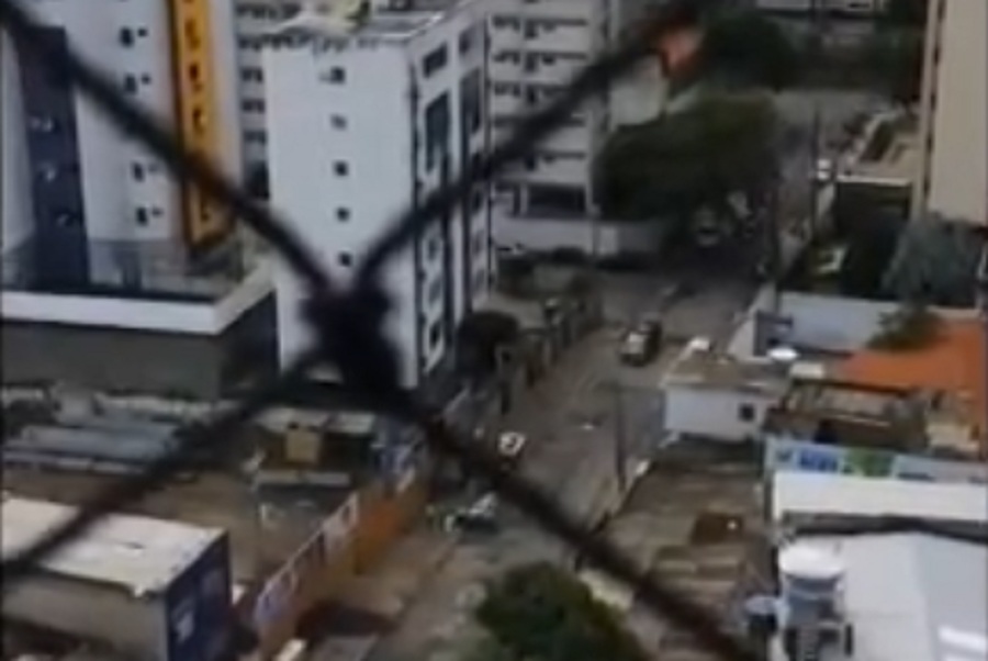 Outros carros da polícia chegaram ao local onde ocorreu o tiroteio