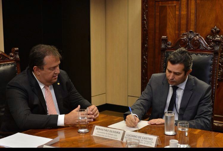 Sebastião Araújo (E) fez acertos com o ministro Maurício Quintella