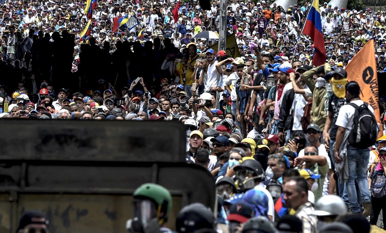 Mais de 2.400 pessoas foram detidas nos protestos contra a proclamação da vitória de Maduro