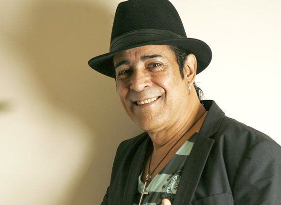 Elymar também compartilha momentos da carreira com o público durante o show