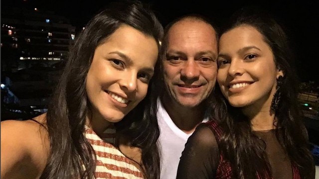 Emilly, a irmã e o pai estão morando juntos