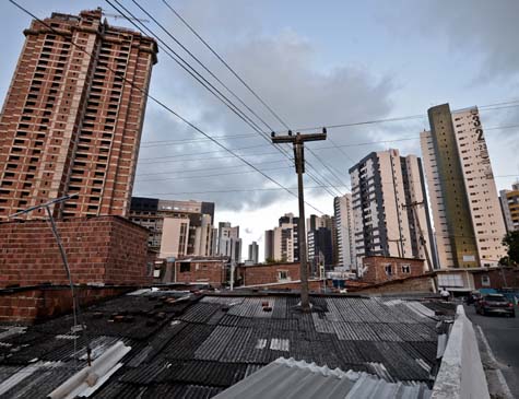 Casa com poste de alta tensão em Boa Viagem