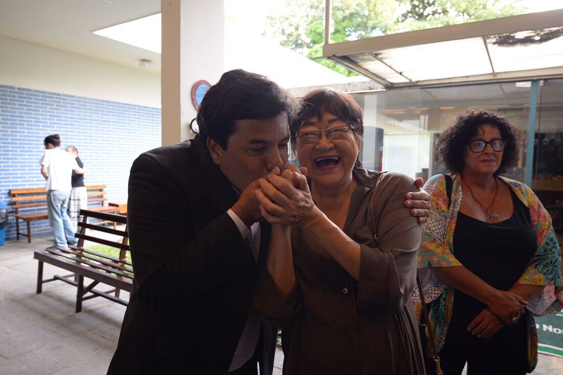 Mendonça Filho beija a mão da cineasta Tizuka Yamasaki