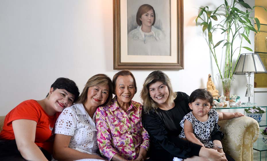Viviane (branco) com mãe, filhas e neta em harmonia com valores chineses e carinho brasileiro
