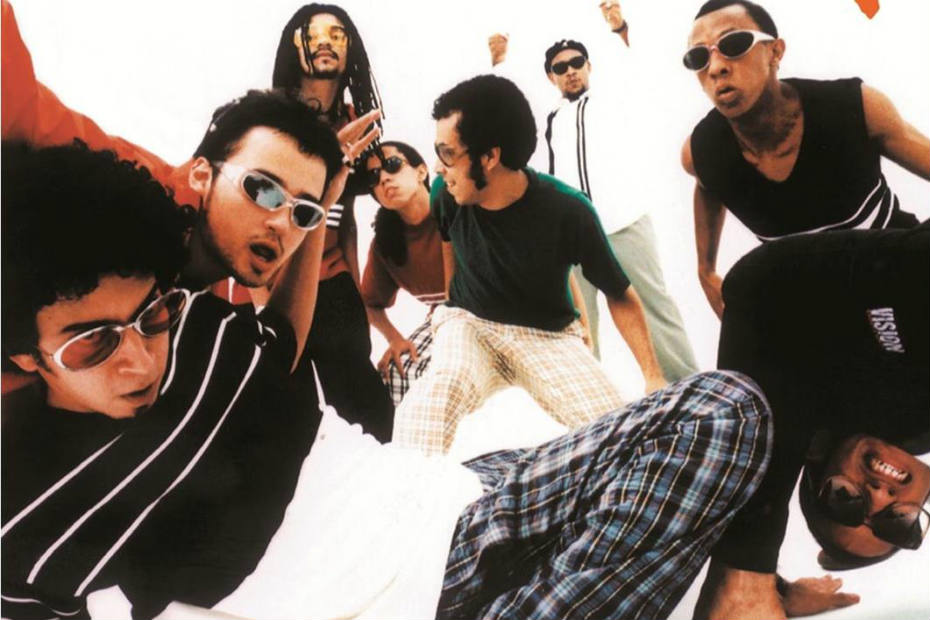 Músico (com dreadlocks) integrou a Nação Zumbi na fase do disco "Afrociberdelia"