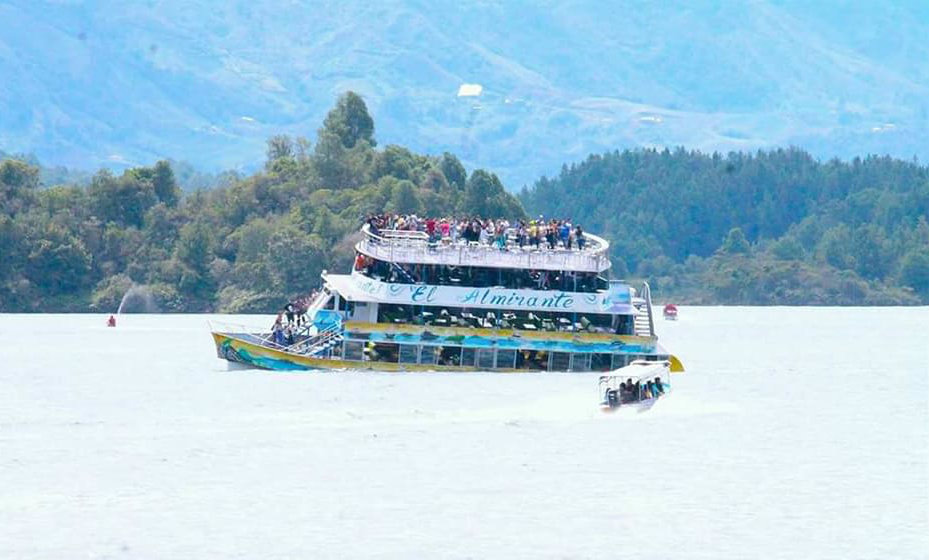 Mulher acusa tripulação de barco de cobrir corpo morto de seu pai para manter festa da espuma
