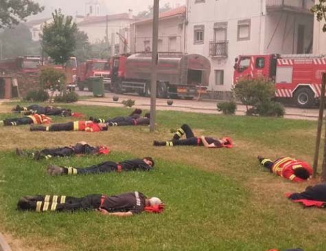 Foto mostra grupo descansando depois de horas de trabalho, enquanto aguardava o reabastecimento dos caminhões
