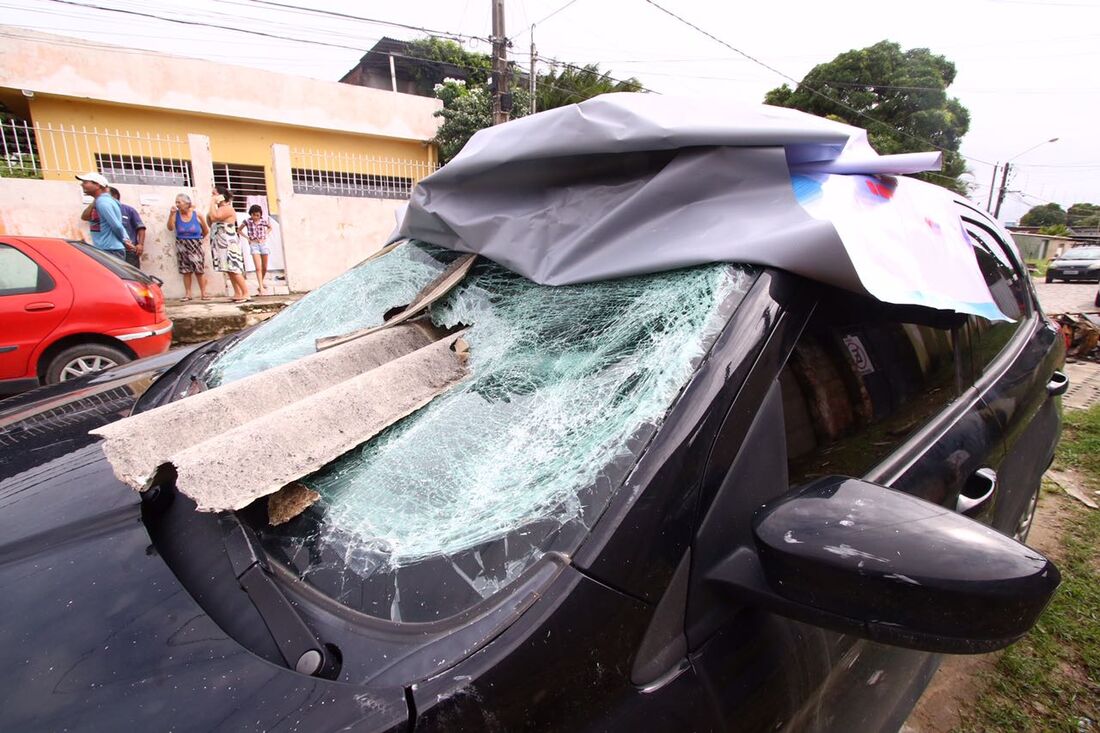 Telha arrancada pelo vento foi parar num veículo, perfurando o para-brisa