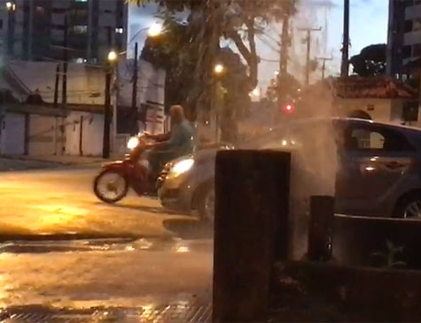 Cano estourado vaza muita água no bairro do Prado