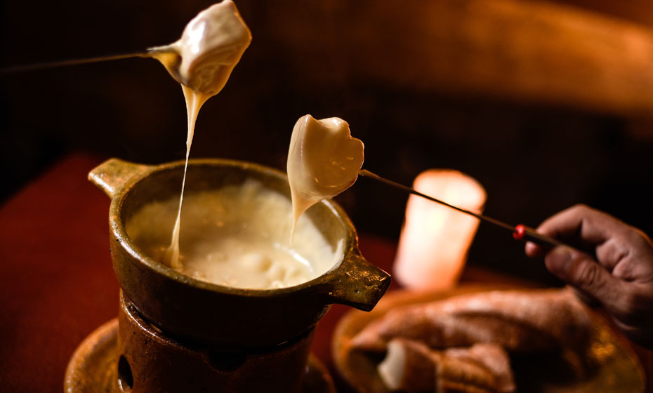 Fondue de queijo é conhecido pelas múltiplas combinações 