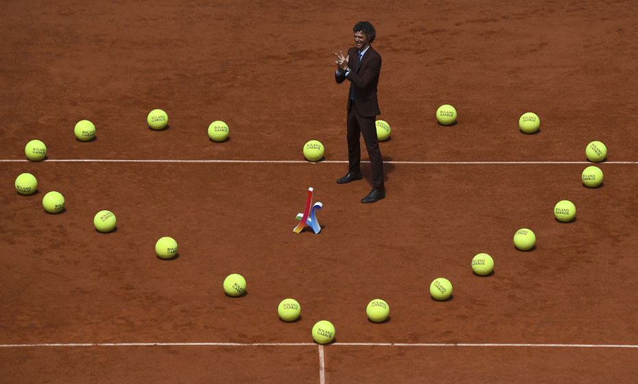 Gustavo Kuerten recebe homenagem em Roland Garros