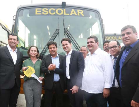 Ministro da Educação, Mendonça Filho, entrega ônibus escolares em Pernambuco