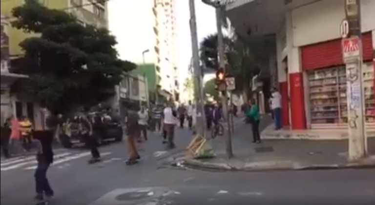 Momento em que o Ford EcoSport Preto atingiu os skatistas 