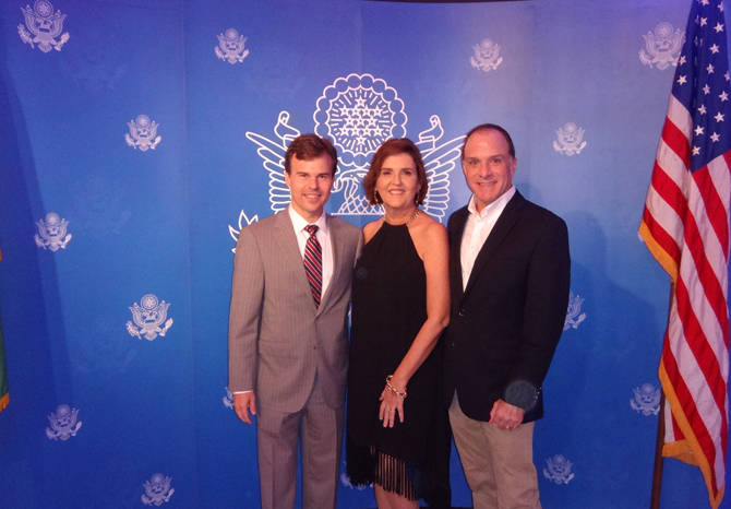 O novo cônsul, John Barrett, Valéria e Richard Reiter