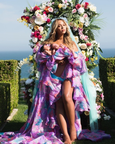 "Sir Carter e Rumi 1 mês hoje", diz a legenda da foto de Beyoncé