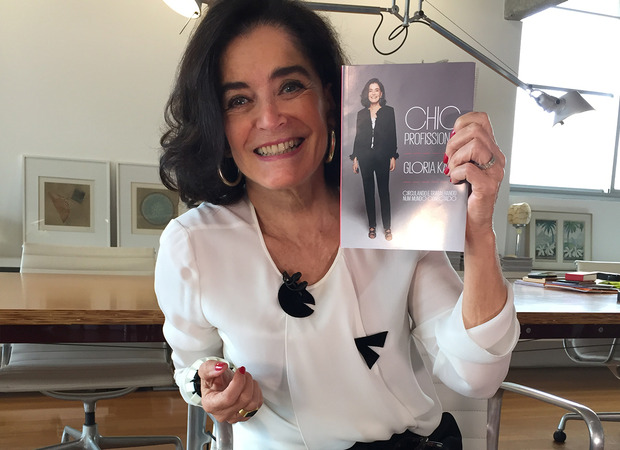 Glorinha Kalil com o novo livro em mãos